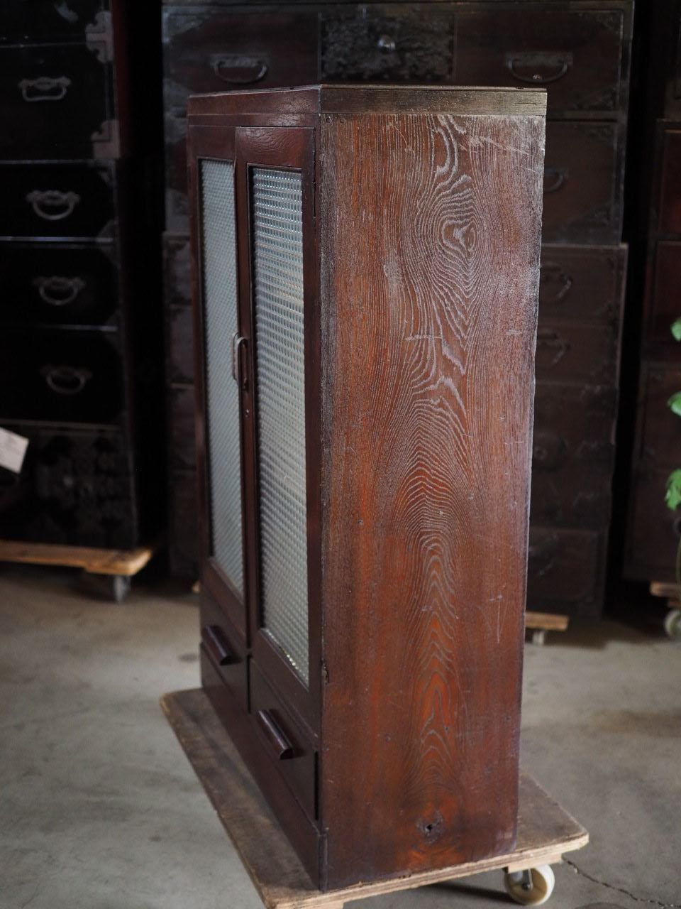 レトロガラスのアンティークキャビネット