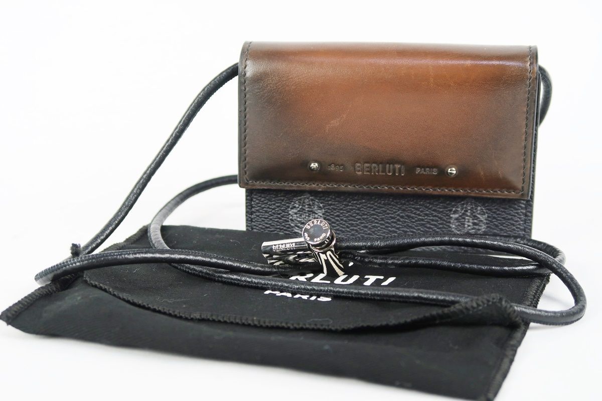 【美品】Berluti ベルルッティ ポーチ レターケース ローズウッド スクリットレザー ポーチ | ベルルッティ JP