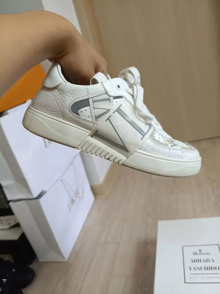 正規品37 ヴァレンティノ ロゴ ISTJ VENDING MACHINE Ver. スニーカー 235 245