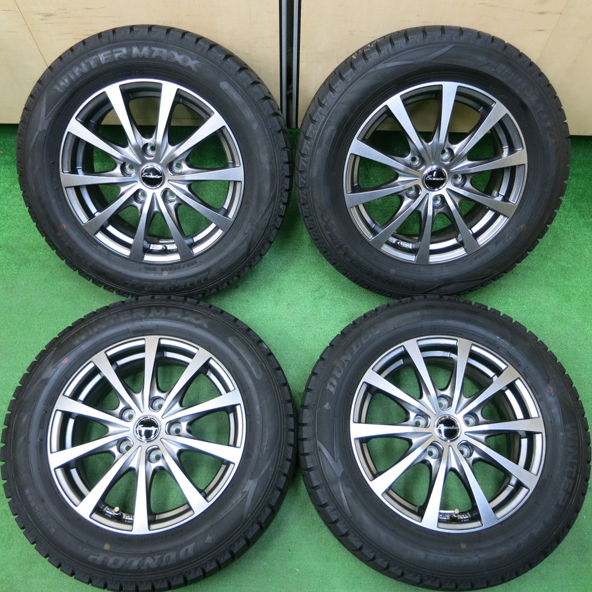 *送料無料*バリ溝！22年！キレイ！ほぼ10分★スタッドレス 195/65R15 ダンロップ ウインターマックス WM02 Exceeder  エクシーダー 15インチ PCD114.3/5H★4010301イス