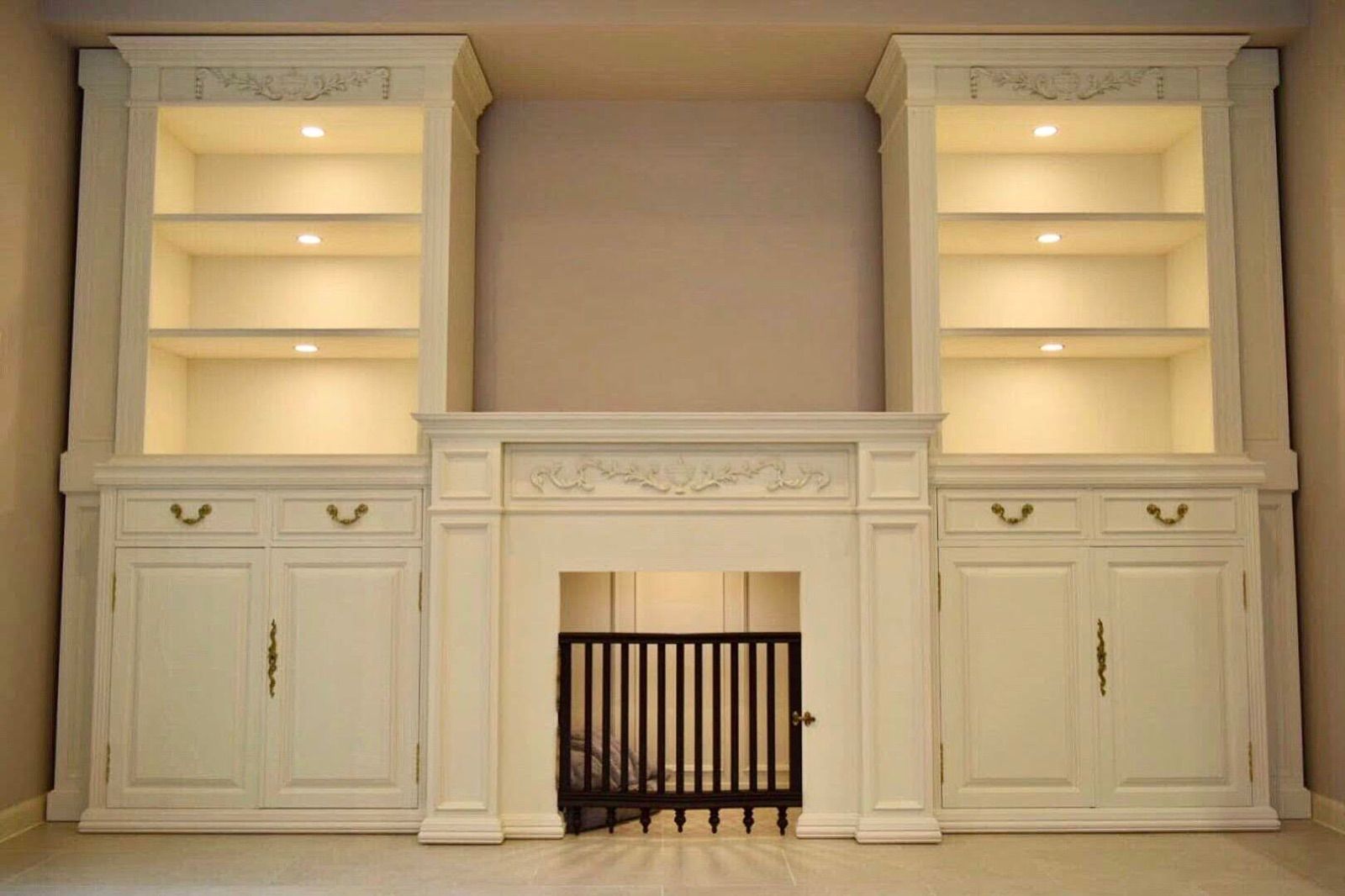 【受注生産】アンティーク調キャビネット　壁面収納　カップボード