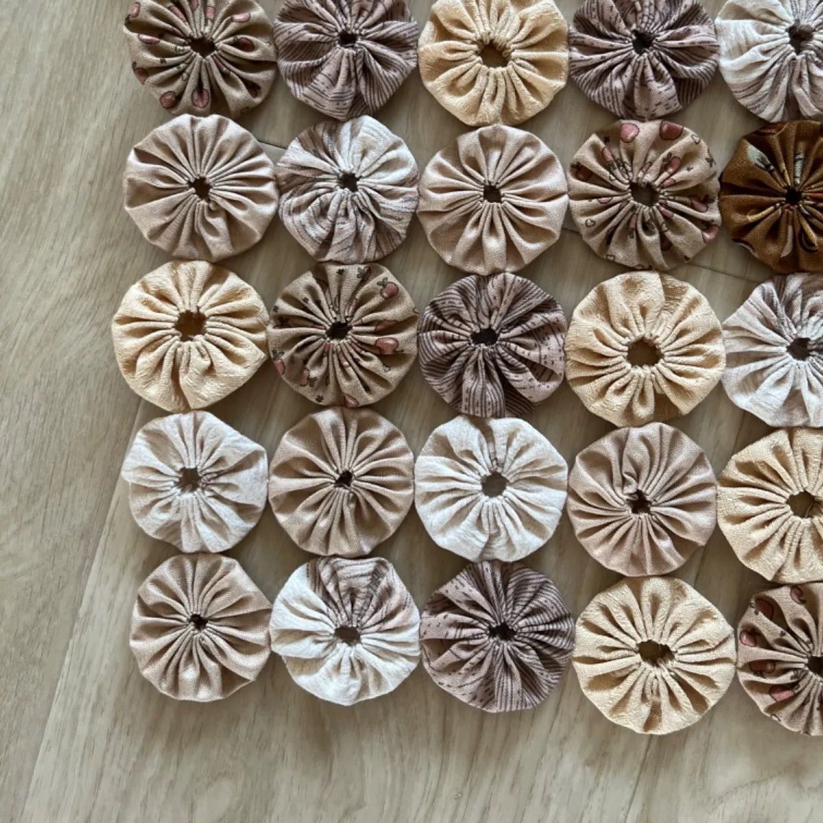 ヨーヨーキルト タペストリー 敷物 ナチュラルカラー - メルカリ