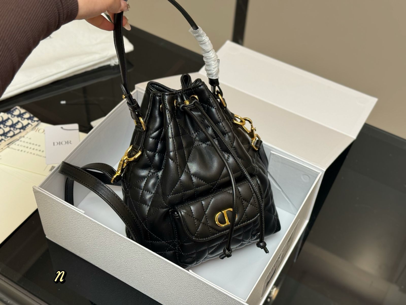 【アイコニックな模様♪】Dior Caro バゲッドバッグ スモール 今日特価】DIOR CARO バケットバッグ-MM輸入2 - メルカリ