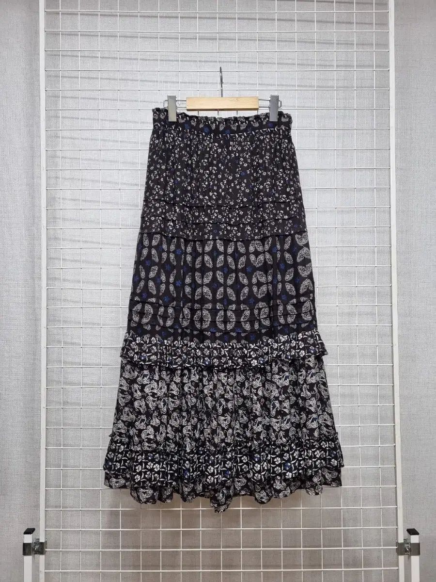 サースデーアイランド スカート M