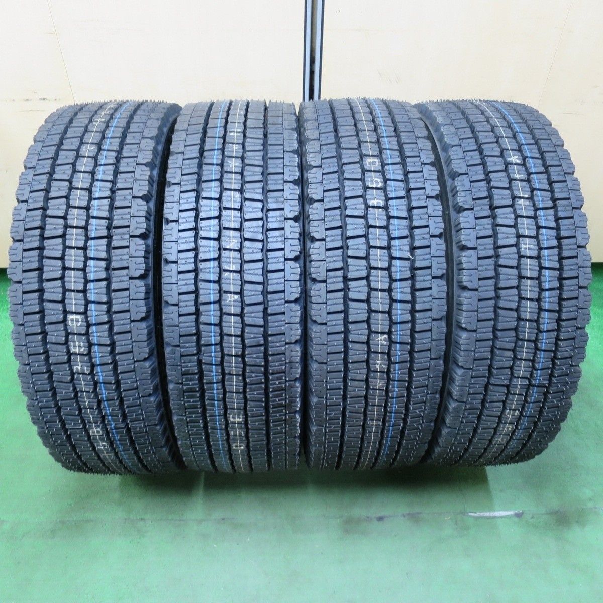 24年 トラック タイヤ 245 70R19.5 136 134J スタッドレス ダンロップ デクテス SP081 DECTES 19.5インチ 5012701イスタ