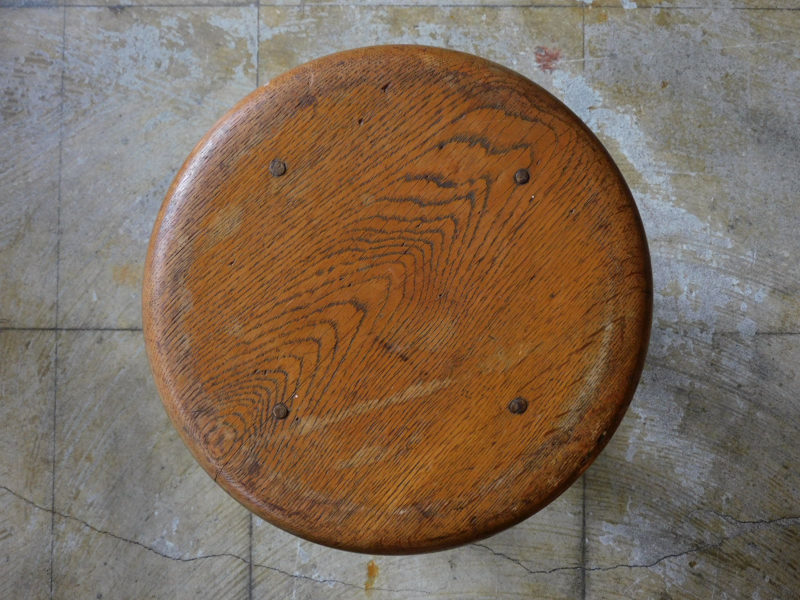 古く味のある木製の丸椅子 古く味のある木製の丸椅子 古く味のある木製の丸椅子