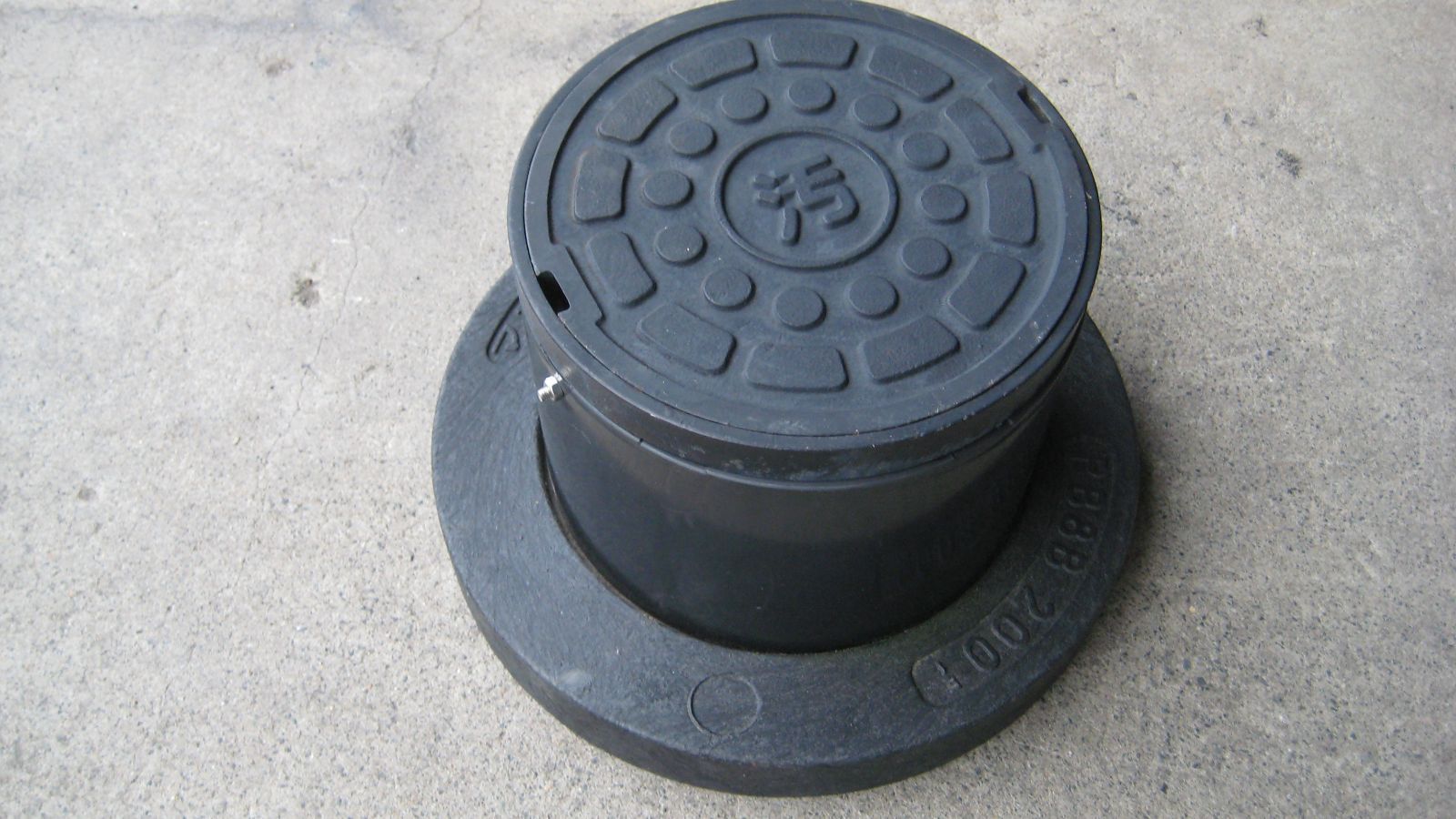 マエザワ 防護鉄蓋 防護ハット T8B 200V-E 座台付 鎖等サビあり 蓋の表面がくすんでいます