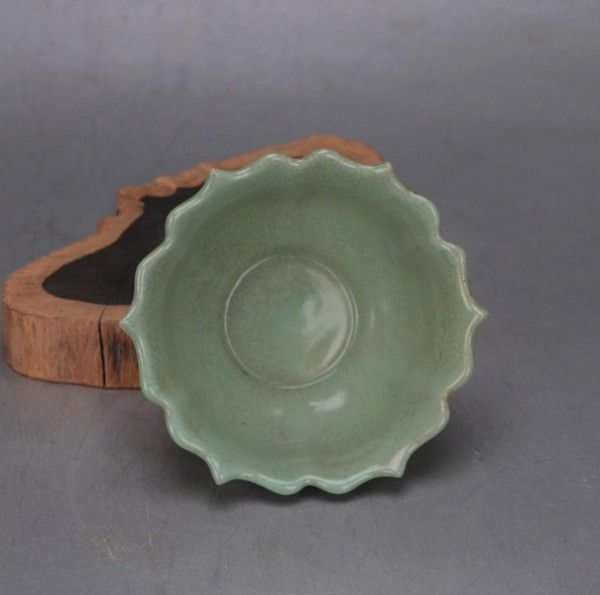 宋汝窯粉青釉菊弁支釘皿盤 景徳鎮 陶磁器 装飾品 現代工芸品 美術品 置物 新品】宋汝窯青釉刻字蒔絵花口支釘碗 景徳鎮 陶磁器 装飾品 現代