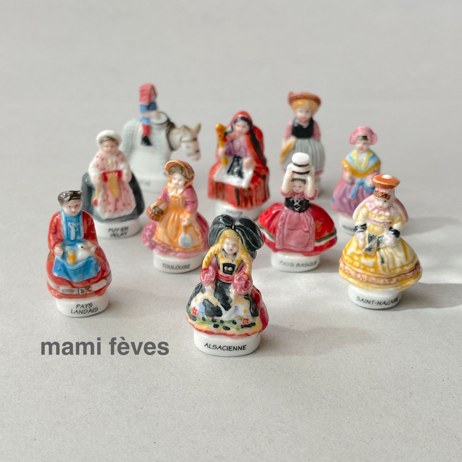 鎌倉刻花模様の黒赤収納キャビネット 〜最終値下げ〜インテリア棚