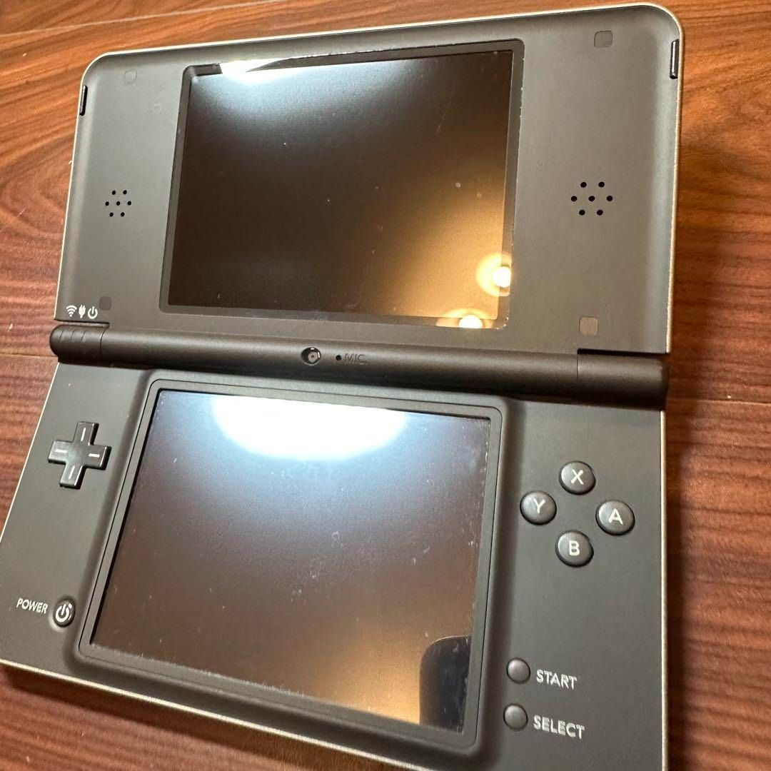 ダークブラウン