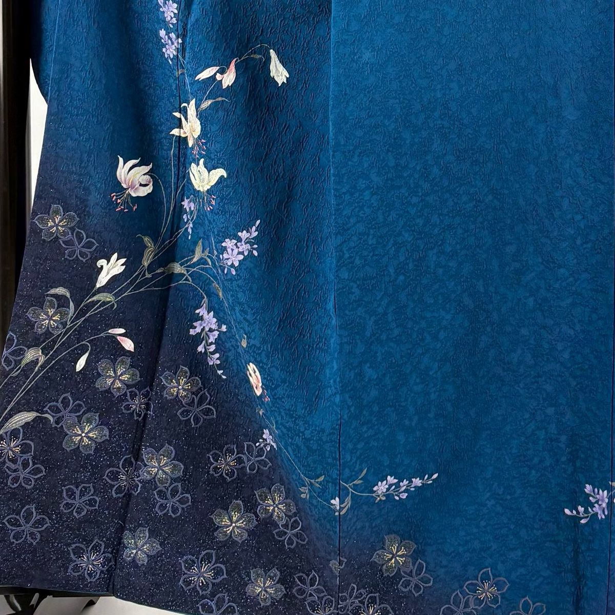 ち★美品★ 振袖&長襦袢セット　正絹　織柄無地　花紋刺繍　身丈162センチ ち☆美品☆ 振袖&長襦袢セット 正絹 織柄無地 花紋刺繍 身丈162