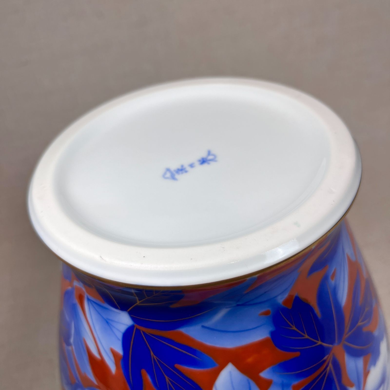 深川製磁 振牡丹外赤 花器　花瓶 木箱付き】深川製磁 染付牡丹 赤地金彩 振牡丹外赤 高級花瓶