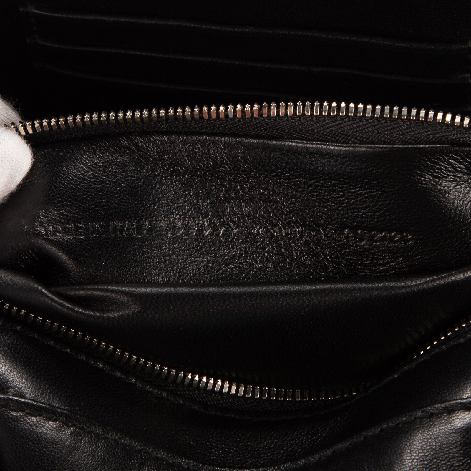 BALENCIAGA バレンシアガチェーン付きトライアングルポーチ青エンボスレザーA