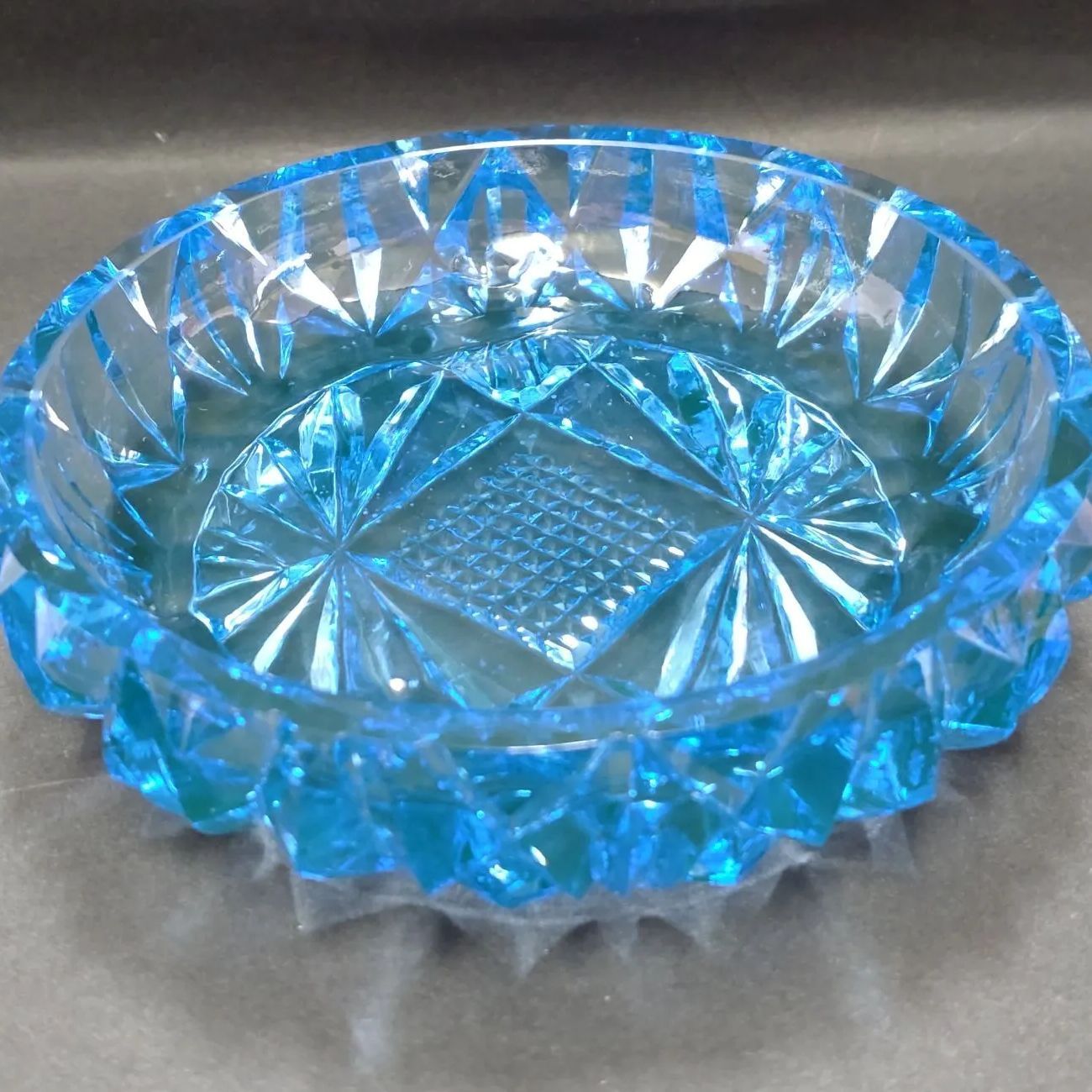 ウランガラス　灰皿？アクセサリー入れ　No.４ ケムール毎週当たるプレゼント！4&frasl;17〜4&frasl;23｜稀少！妖しく光る！ウラン