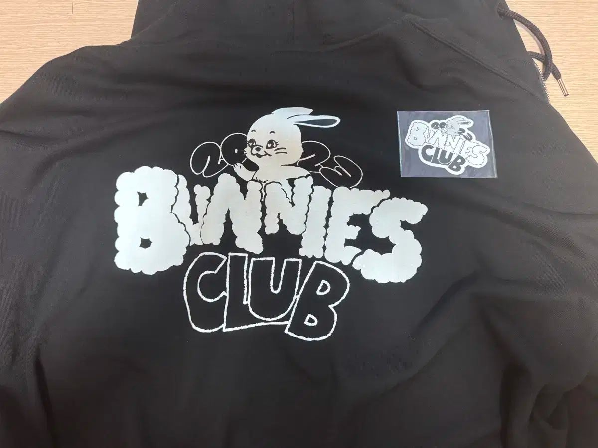 NewJeans(ニュージーンズ・ニュジ) BUNNIES CLUB パーカー L