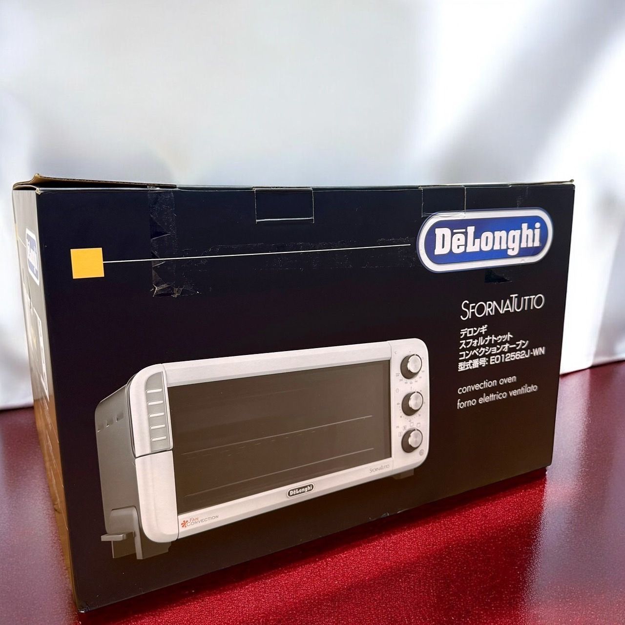 DeLonghi デロンギ EO12562J WN ホワイト×ブラック コンベクションオーブン スフォルナトゥット 焼きムラなし 時短予熱 シンプル操作 トースト4枚分 調理機能5種類 ピザストーン付属 安全設計 De Longhi