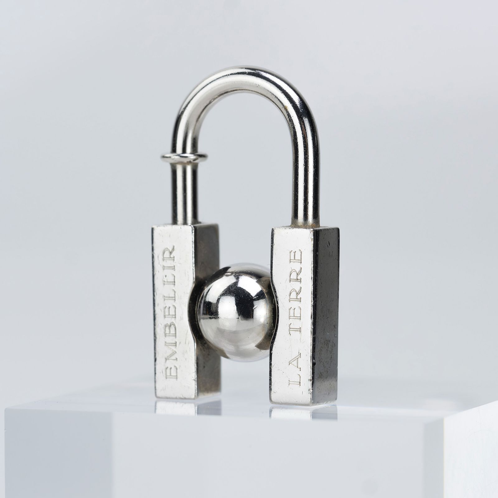 エルメス HERMES カデナチャーム 2001年 限定品 「L'HOMME PEUT
