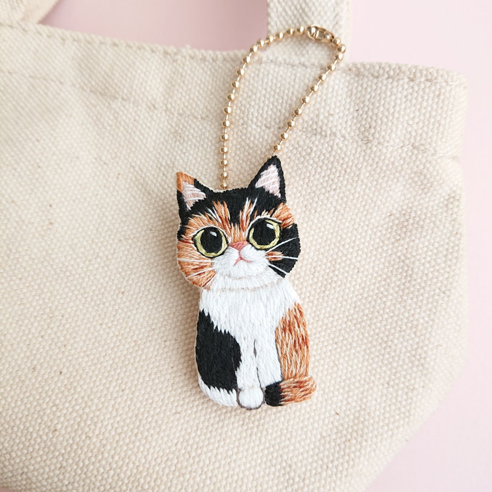 512]三毛猫 猫の刺繍ブローチ 1点 - メルカリ