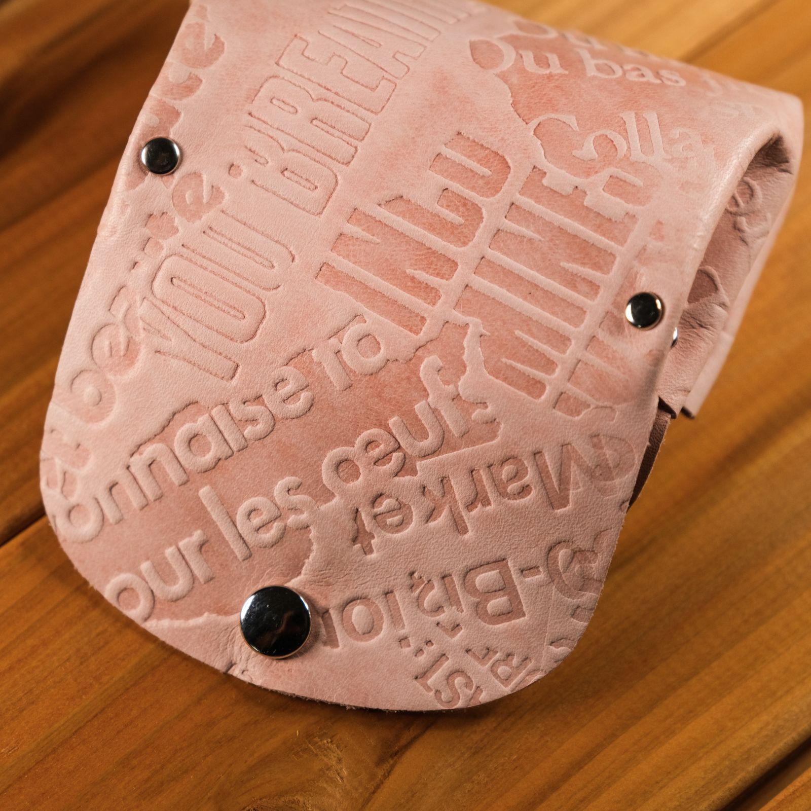 革ノ蔵】国産本革コインケース 英単語 アルファベット柄 ピンク シボ付  