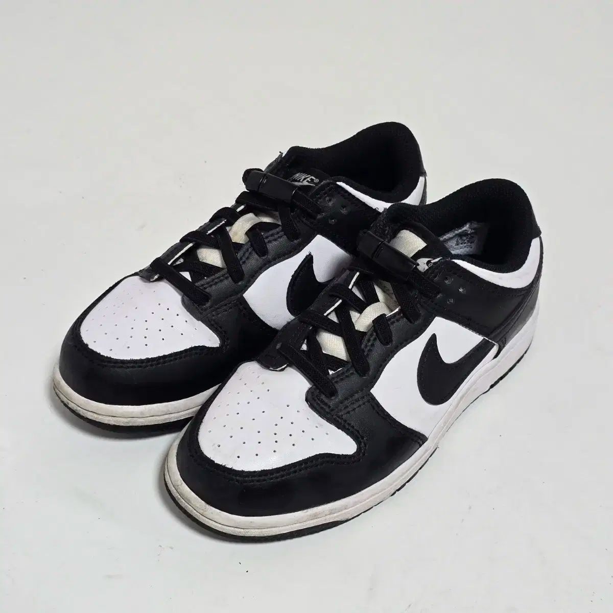 NIKE ナイキ ダンク ロー レトロ 黒 白 スニーカー 200 b