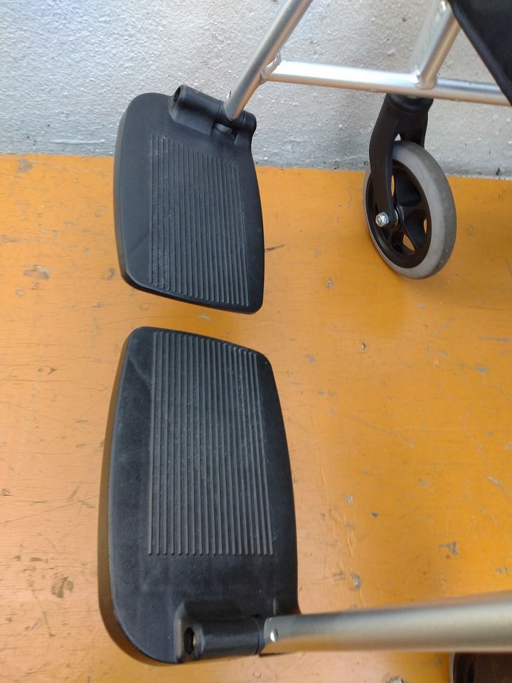 送料無料 一部地域を除く 介助型車いす BAL-2 ノーパンクタイヤ KM-25-0917-20