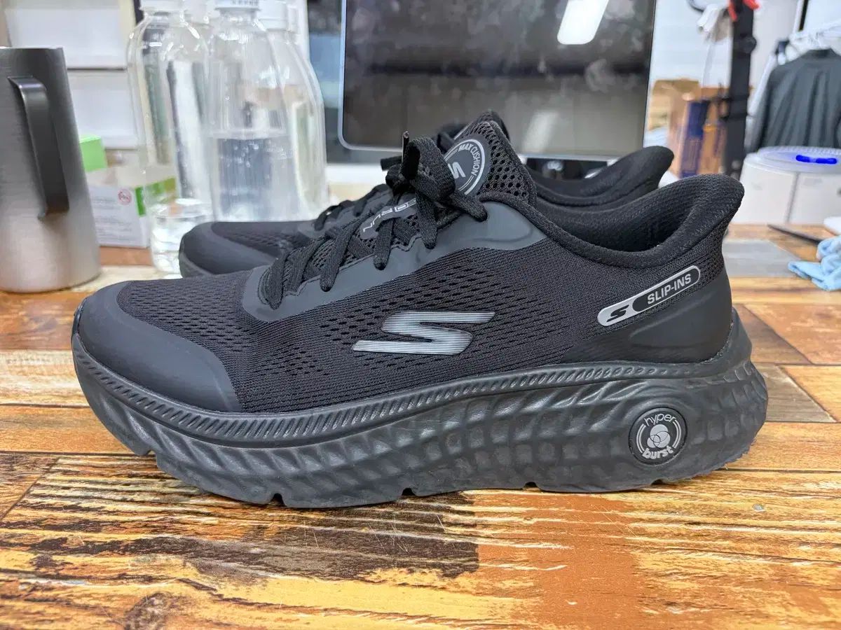 SKECHERS スケッチャーズ マックスクッション ハイパー スリーピンズ スニーカー 280