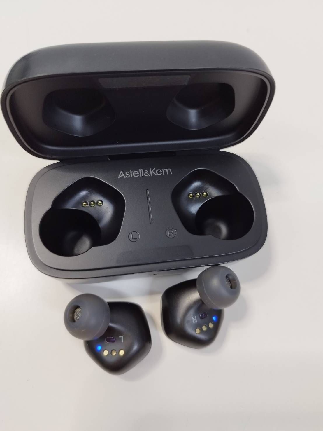 ヘッドホン Astell&Kern IRV-AK-UW100-BLK BLACK Astell&Kern AK UW100MKII 【IRV-AK-UW100-MKII】 – e☆イヤホン