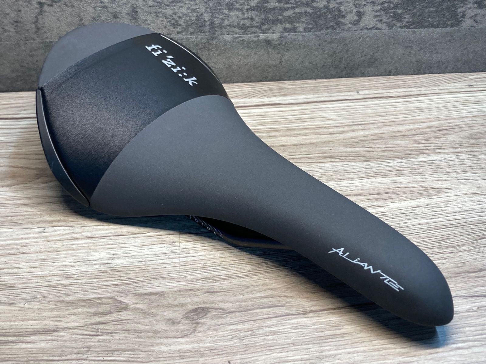 IW733 フィジーク fizik アリアンテ ALIANTE R3 regular サドル kium