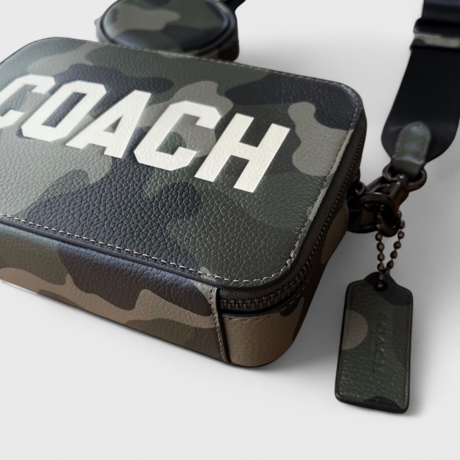 現行モデル 美品 コーチ チャーター クロスボディ カモフラ ショルダーバッグ 現行モデル 美品 コーチ チャーター クロスボディ カモフラ