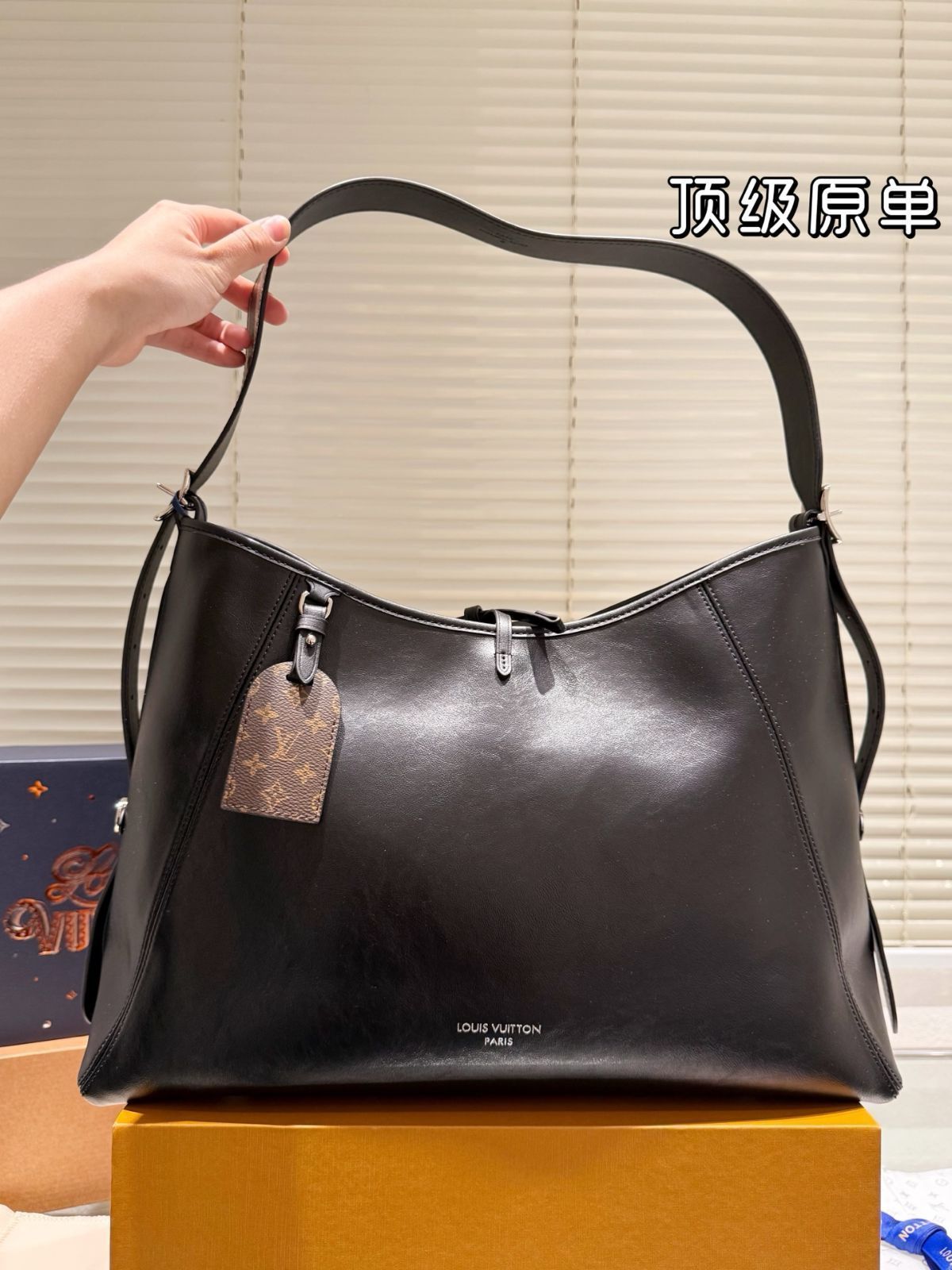 今日 Louis Vuitton CARRYALL DARK ミドルサイズ レザーハンドバッグ 39×30×15cm -MM輸入
