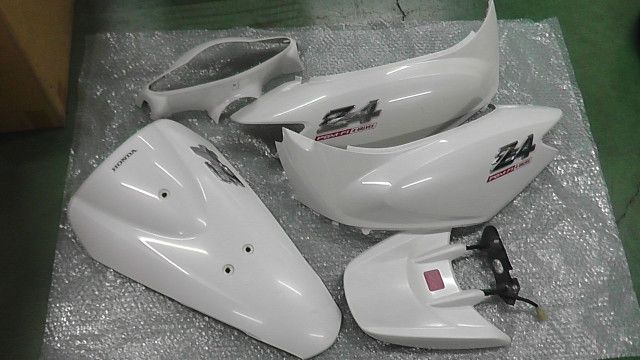 スマートディオZ4 AF63 の カウルセット 傷 補修 1745456997