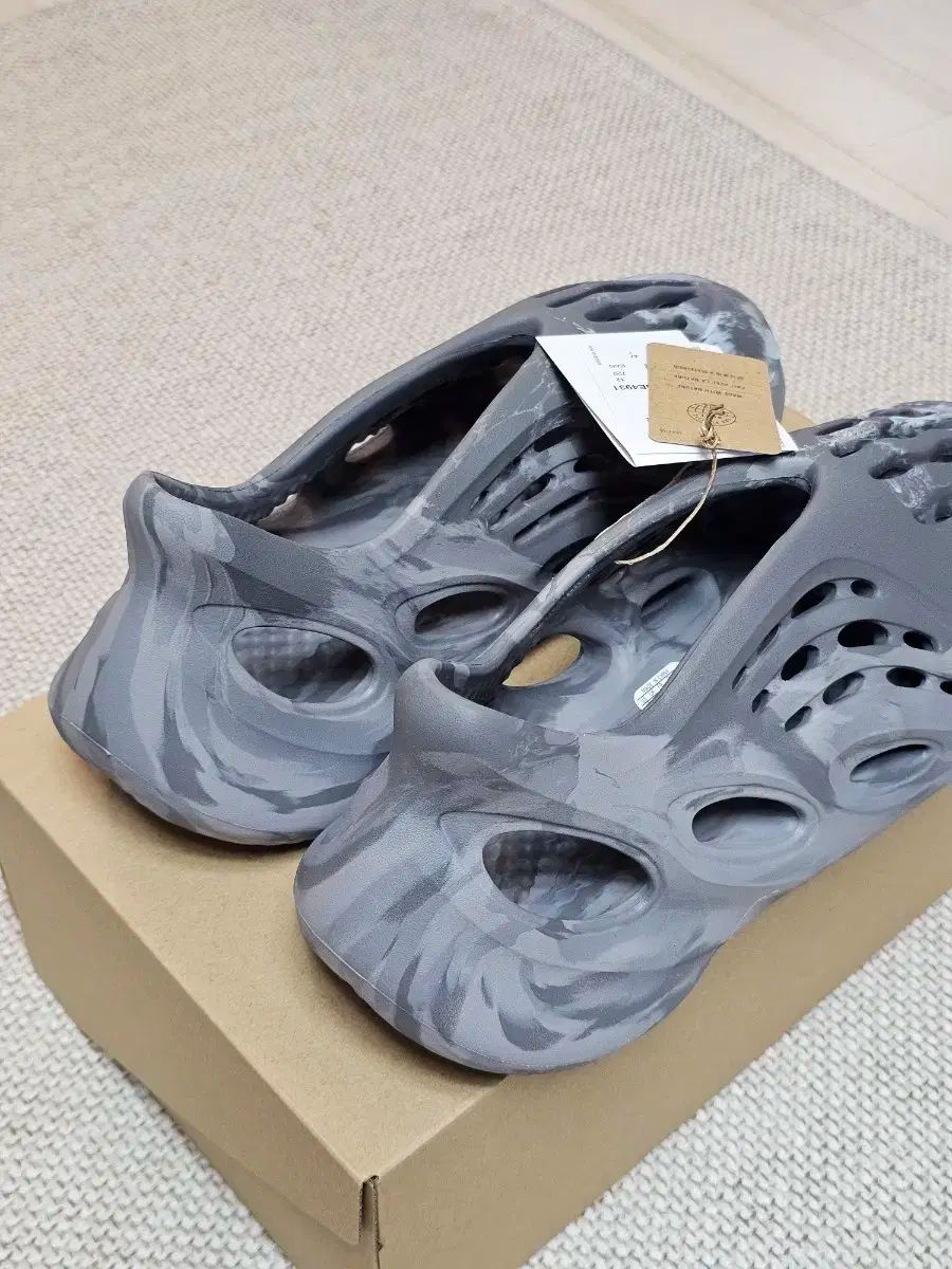 YEEZY FOAM RUNNER ミネラルブルー　28.5センチ イージーフォーム ランナー ミネラルブルー adidas フォームランナー