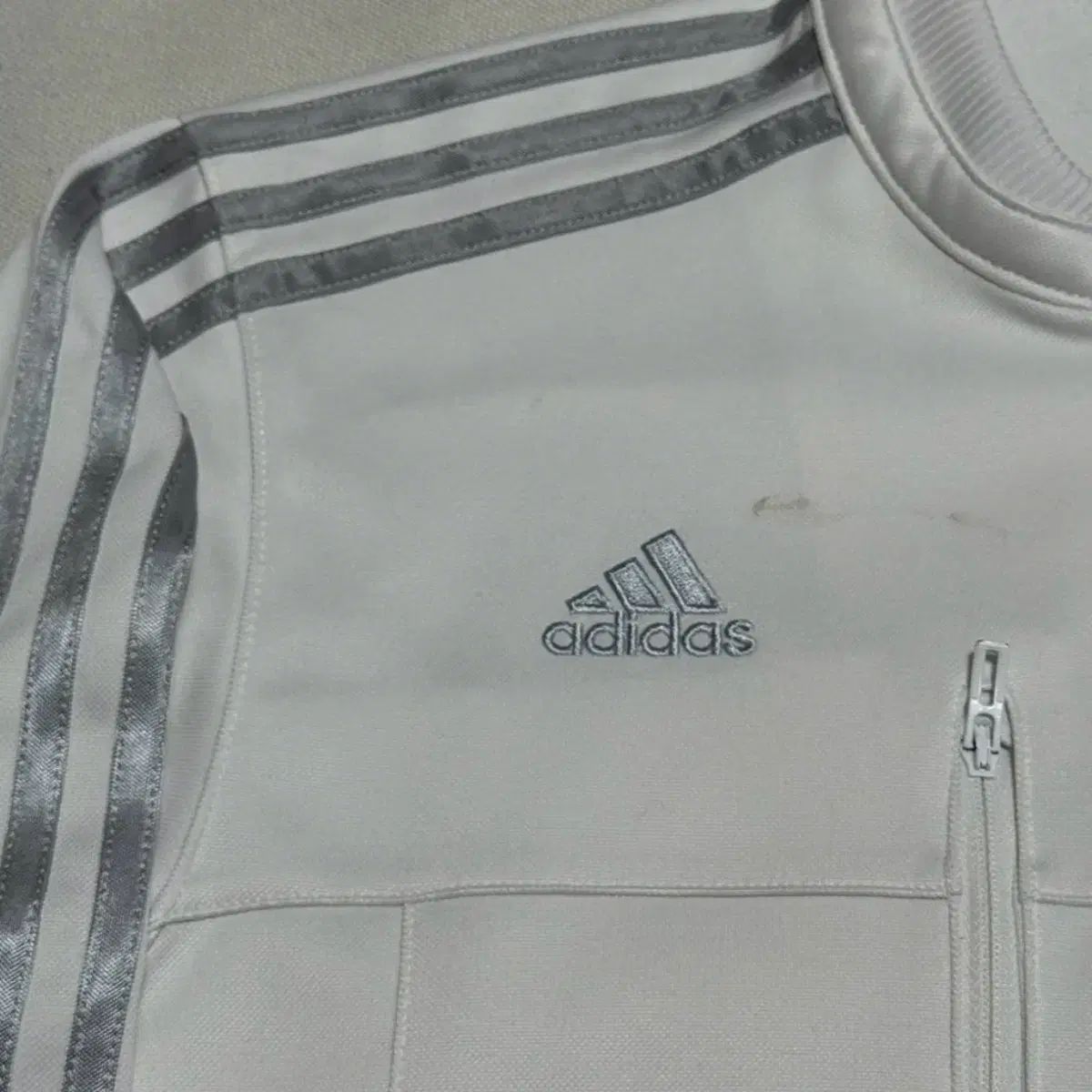 海外限定 adidas アディダス ルマドリード シルバー ホワイト トラックジャージ 引き立つ