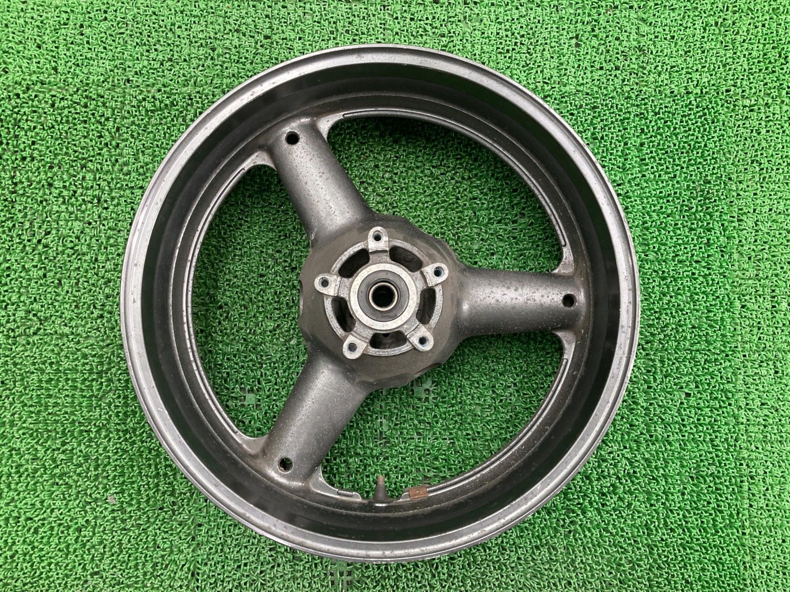イナズマ400 リアホイール 黒 B0E スズキ 純正 GK7BA イナズマ1200にも 割れ欠け無し 曲がり無し ペイント素材に 【中古】 61 イナズマ400 リアホイール 黒 B0E スズキ 純正 バイク 部品 GK7BA