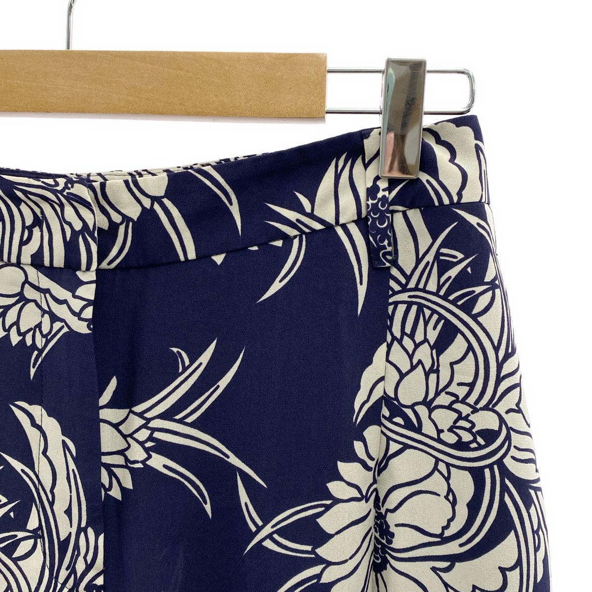 人気アイテム安い通販。 PRADA プラダ シルク 総柄 フラワー プリント テーパード パンツ 38S ネイビー ホワイト レディース