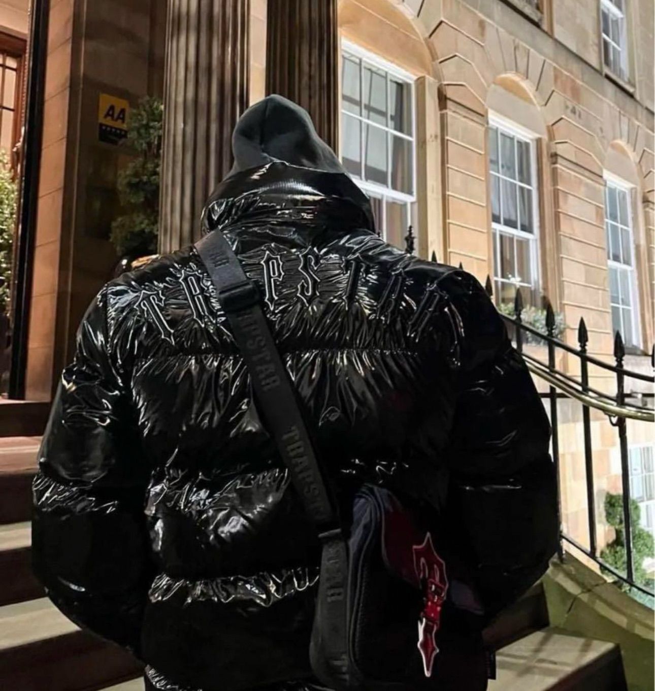 新品 TRAPSTAR 光沢ブラック ダウンジャケット Sサイズt 新品 TRAPSTAR 光沢ブラック ダウンジャケット Sサイズ t - メルカリ