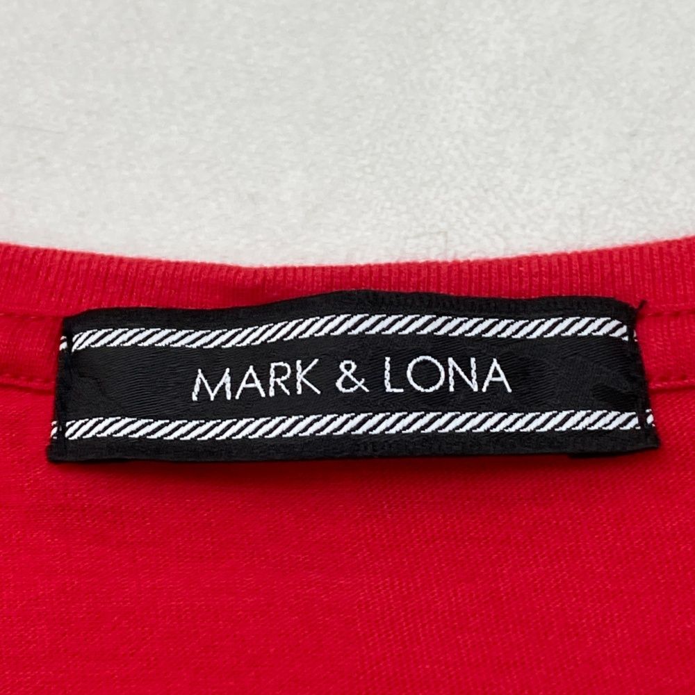 サイズ：S MARK&LONA マークアンドロナ ×Disney 半袖Tシャツ ミッキー  レッド系 [240101501328] ゴルフウェア レディース ストスト サイズ：S MARK&LONA マークアンドロナ ×Disney 半袖Tシャツ ミッキー