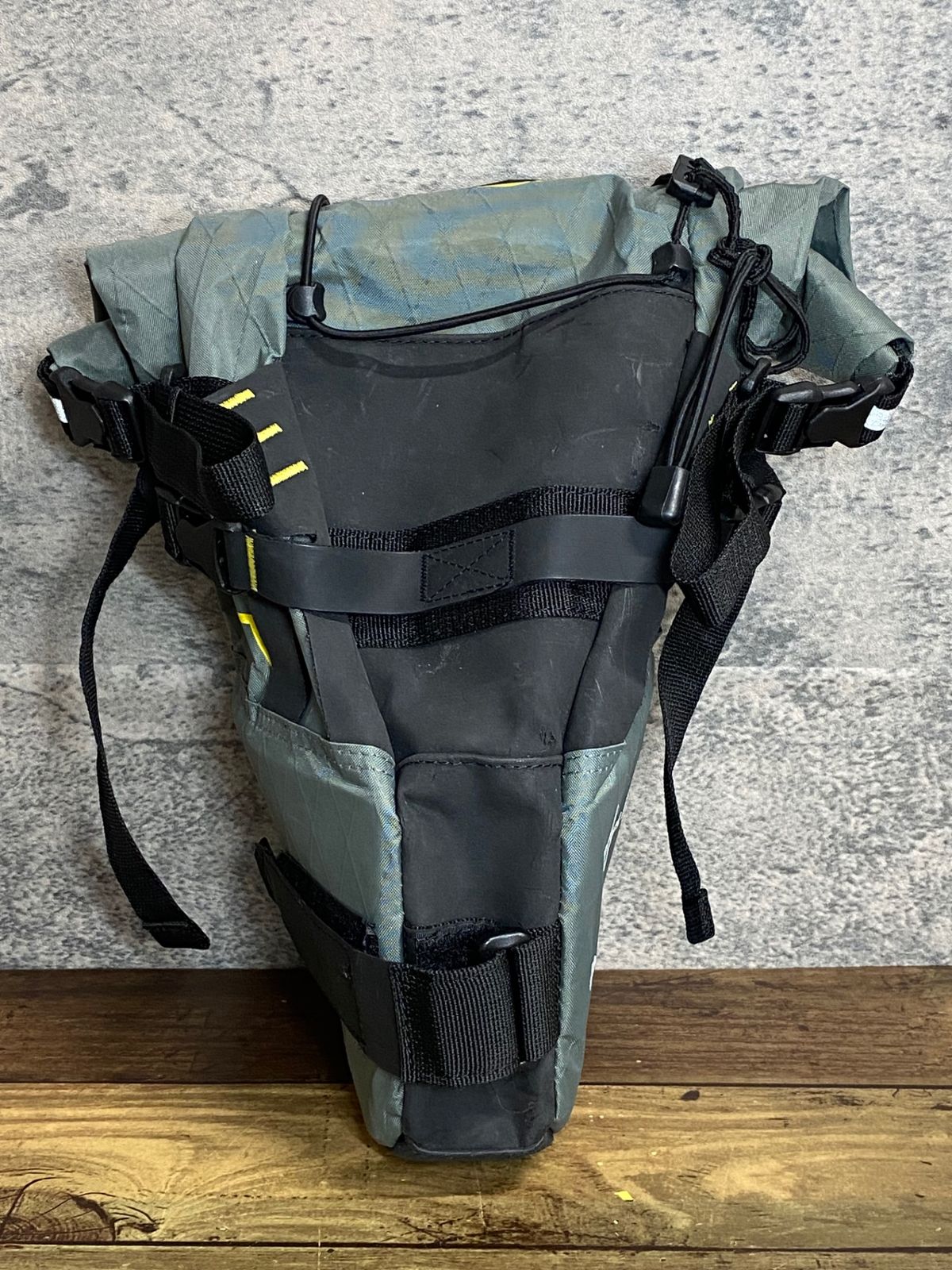 IS467 アピデュラ APIDURA サドルバッグ グレー 黒