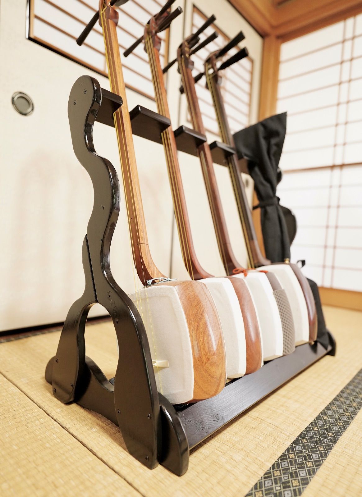 １台 手作り木工 木製三味線スタンド 黒漆仕上げ ５丁掛け