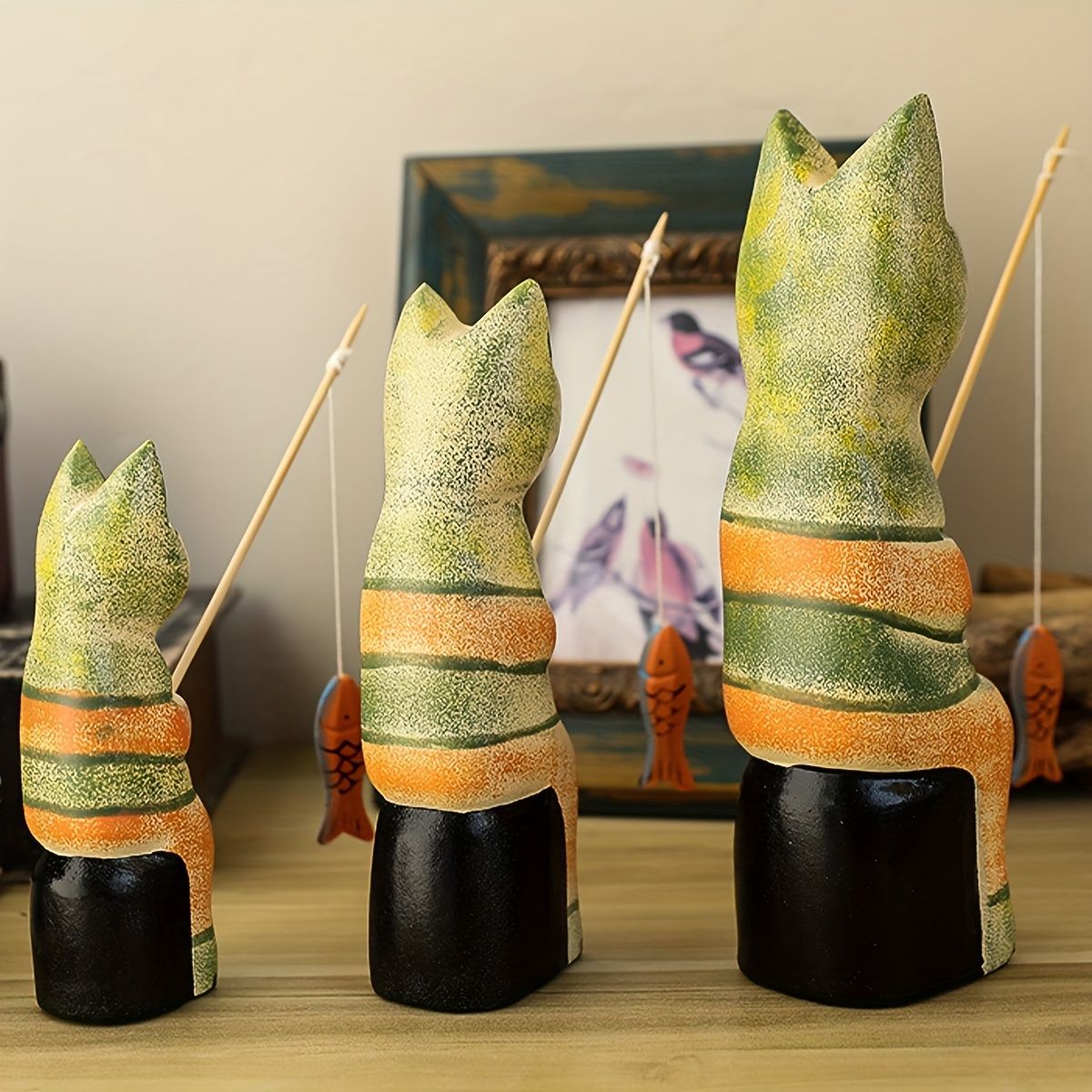 オブジェ 置物 釣りをしている3匹のねこ 猫 ネコ オレンジ グリーン 2 インテリア リビング ダイニング 玄関 寝室 装飾 オーナメント 木製 プレゼント ギフト オシャレ モダン NEXPOTALLINN_EU