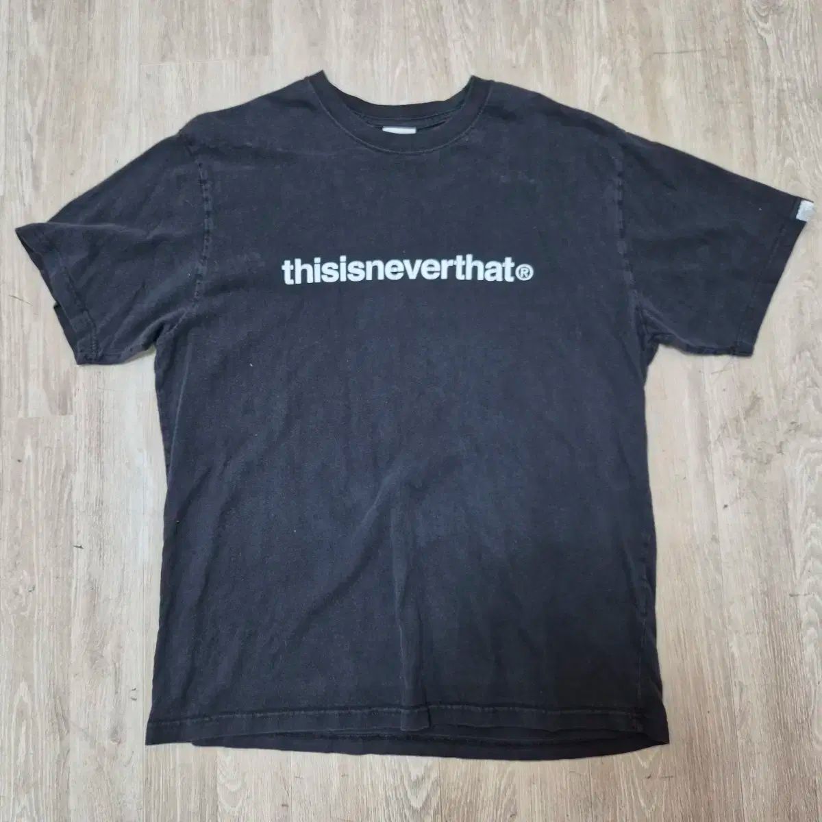 【THISISNEVERTHAT】INTL. ロゴTシャツ ブラック INTL. Logo Tee（Tシャツ/カットソー）｜thisisneverthat