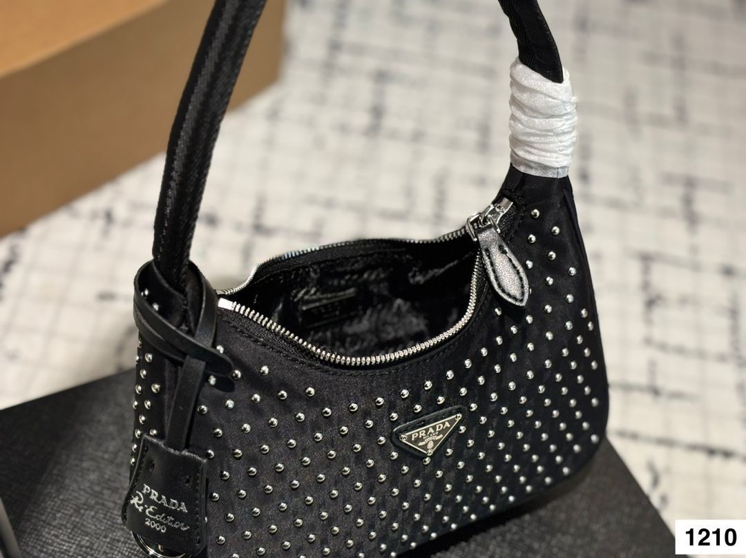 PRADA - ANNA様本日のみ専用 楽天市場】プラダ PRADA スニーカー 靴 レディース ホワイト系