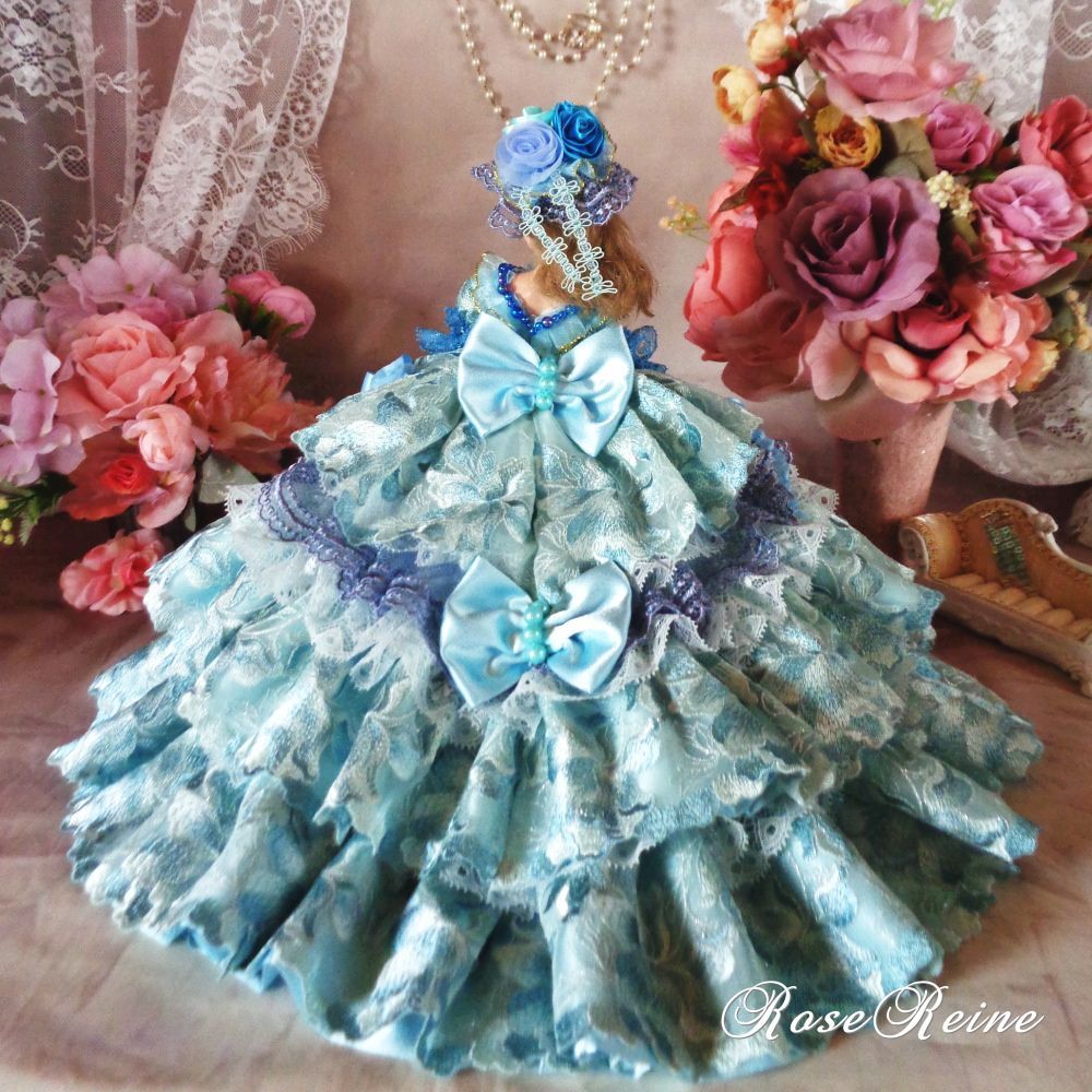 の美しさを見せるプリンセスドールドレス