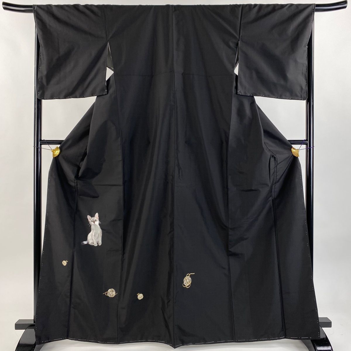 付下げ 身丈166.5cm 裄丈68cm L 袷 紬地 猫 手鞠 刺繍 金糸 墨色 正絹