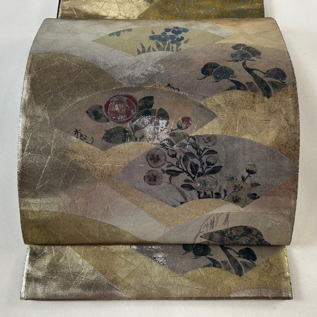 袋帯 金箔 螺鈿箔 美しい 素敵なデザイン お太鼓柄 正絹 AO-3948 袋帯 秀品 扇面 草花 螺鈿箔 箔 金色 お太鼓柄 正絹 【中古