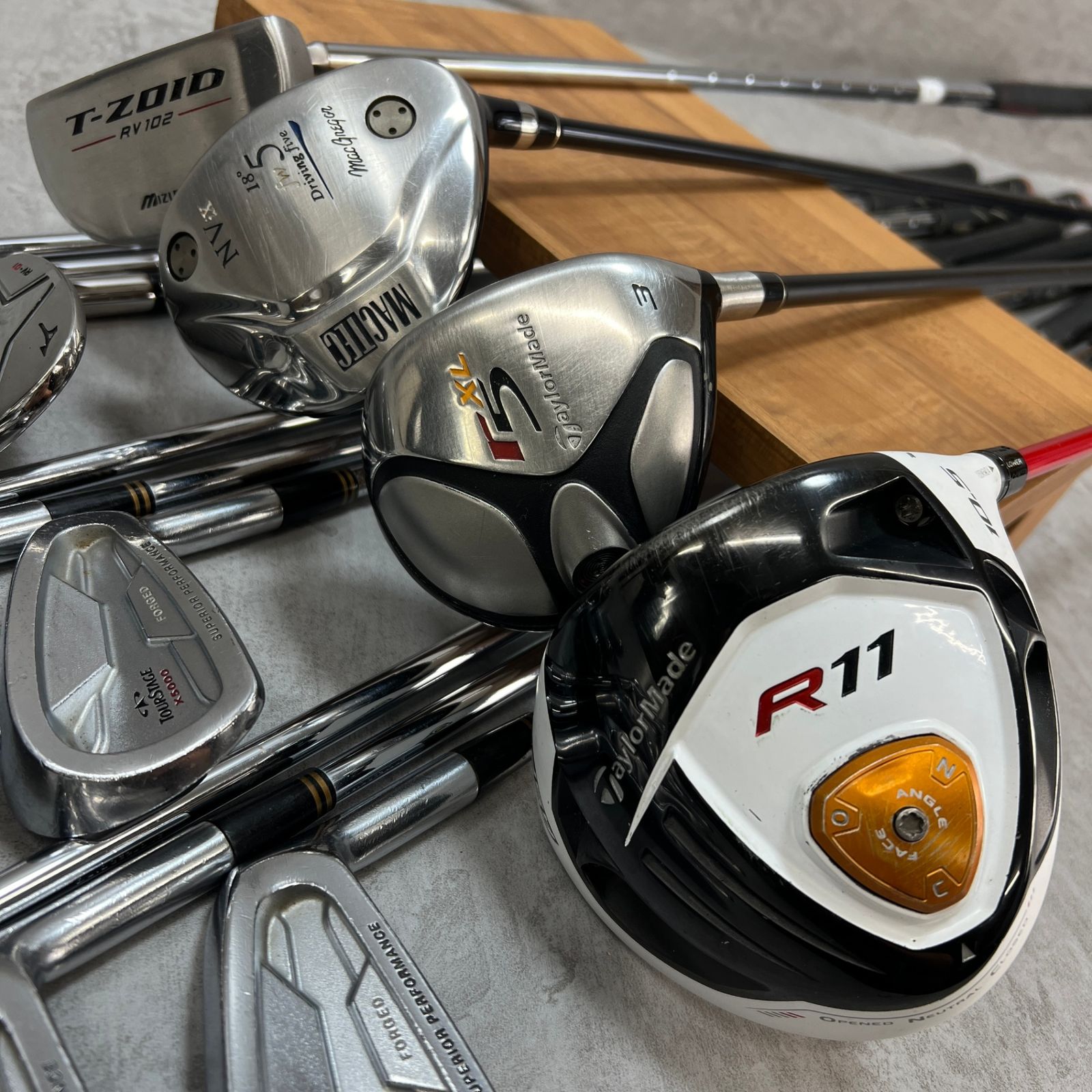 TaylorMade　テーラーメイド TOURSTAEGE　ツアーステージ　メンズゴルフ13本セット　右利き用　キャディバッグ　　初心者おすすめ　入門用