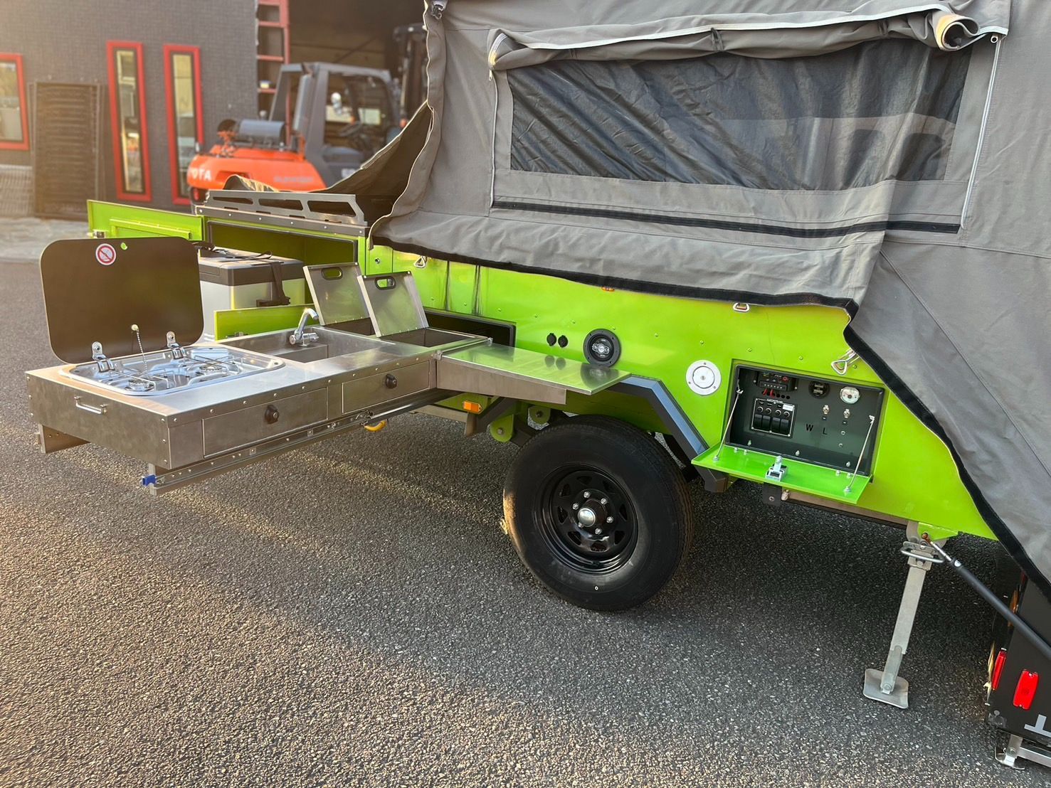 テント展開型トレーラー