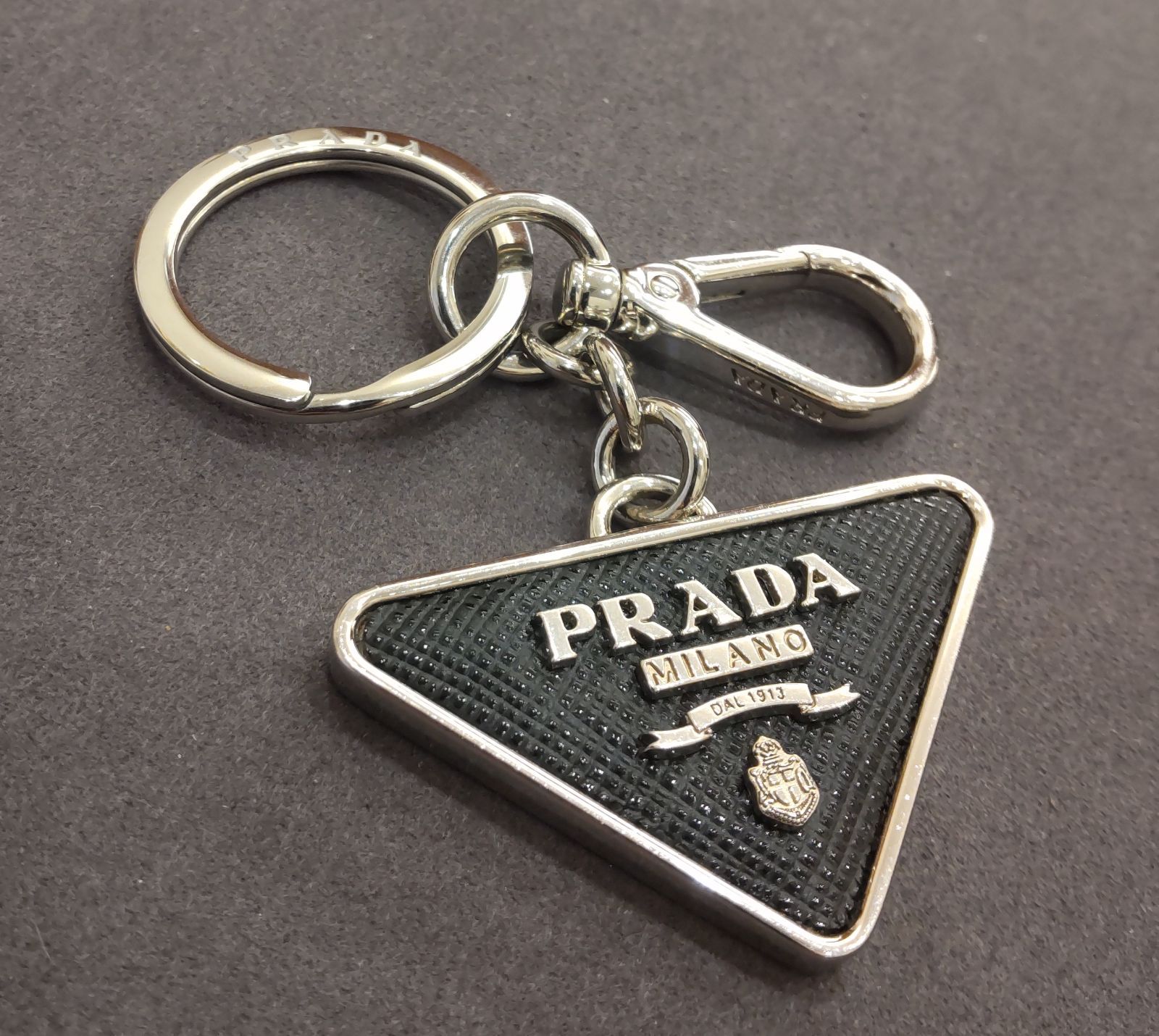 674 PRADA プラダ サフィアーノ トライアングルロゴ キーリング