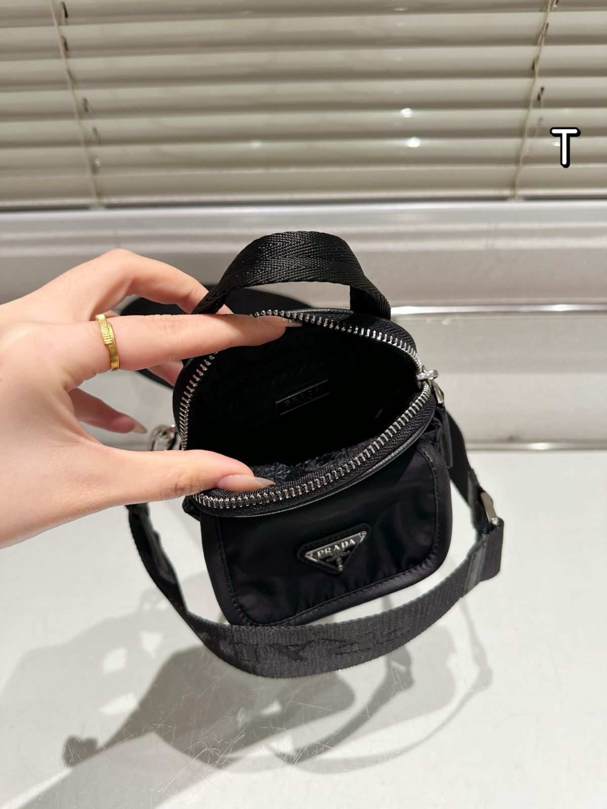 今日特価】Prada パラシュートバッグ 12×17cm 手?げ / 斜め掛け
