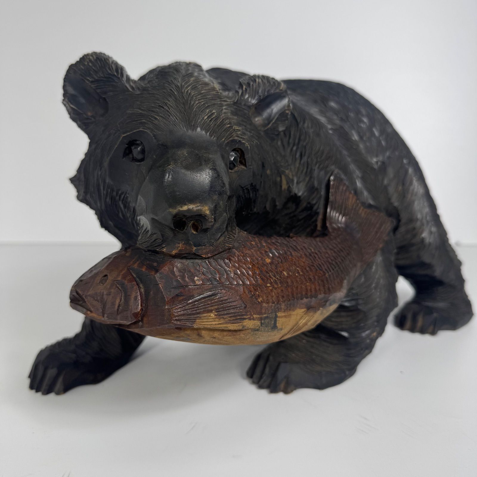 北海道伝統工芸 木彫りの熊 鮭くわえ彫刻 作家銘あり 彫刻アート
